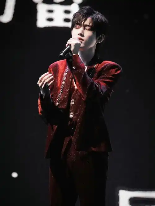 宋亚轩  #舞台  为你我受冷风吹另外轩轩的三个少年也要开播了