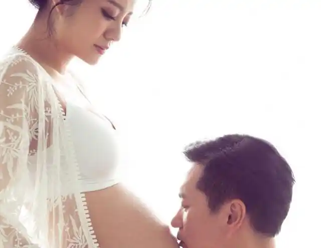 安以轩曝孕肚写真与老公甜蜜出镜 清凉性感出镜