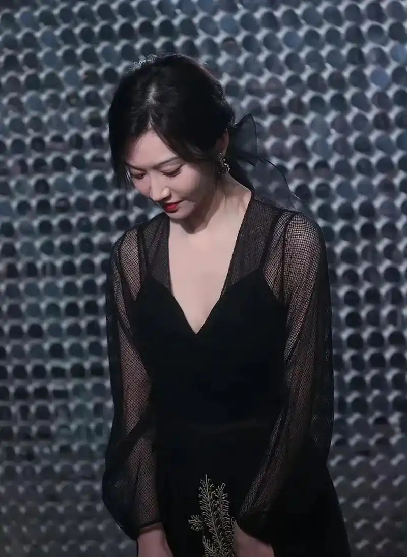 景甜穿黑色深v纱裙现身,事业线抢镜 67!#景甜