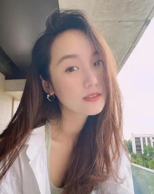 吕一不愧是氧气型美女穿一身瑜伽服配白衬衫也很优雅