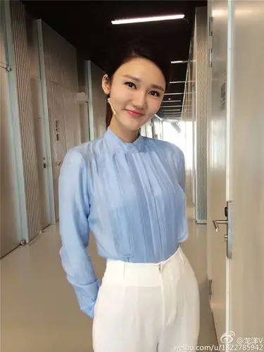 龙洋,央视财经频道美女主持人,才华与颜值担当,穿搭靓丽迷人!