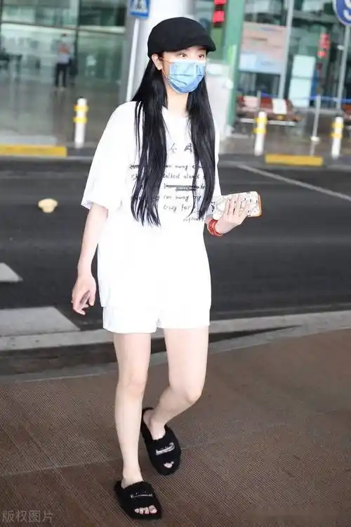 街拍赵小棠白色t恤鸭舌帽毛绒拖鞋随性休闲