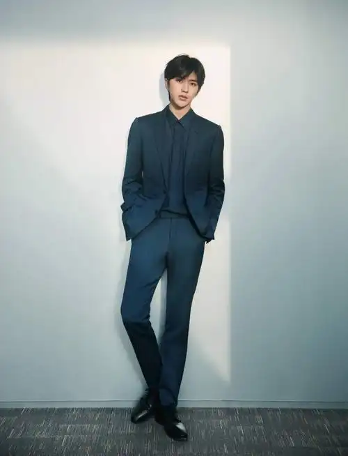 身高超过一米八,体重才120斤的5位男星,为了上镜比女明星还瘦__财经