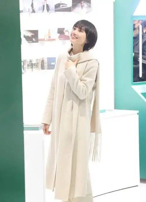 46岁袁泉,因"极简风穿搭"而走红,没有一丝俗气,越看越高级