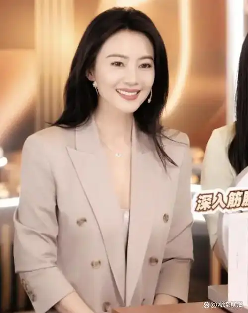 高圆圆穿衣真是越来越大胆了!穿西装混搭真丝睡裙,又美又随性