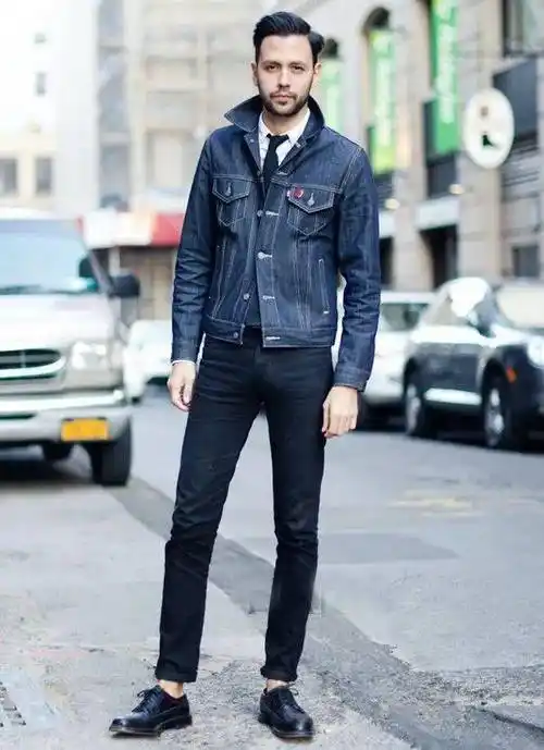 牛仔外套 牛仔裤:这种搭配最能展现出男人的潇洒与帅气,但是又能显示