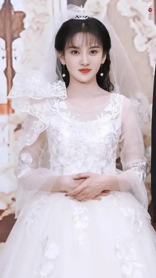 女星穿婚纱能有多美?迪丽热巴性感高级,毛晓彤美成复古画报女郎