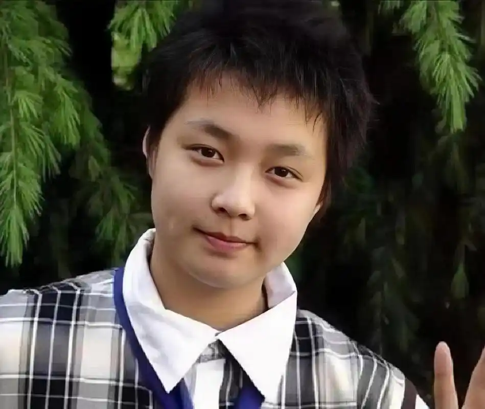 很多当红小鲜肉其实并不是从小帅到大,张艺兴出道前白胖白胖,虽说看