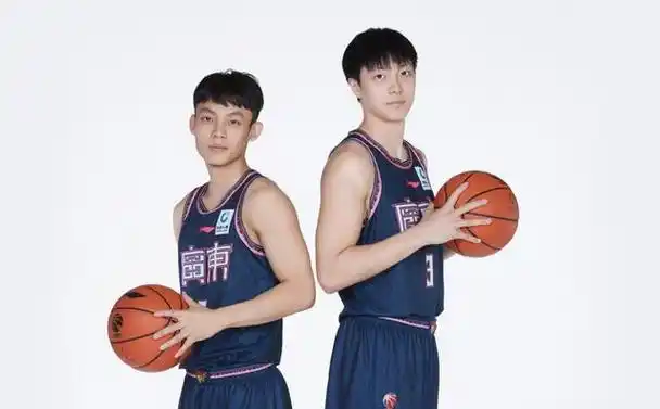 本场比赛中,身高一米七八的后卫徐杰成为了最耀眼的球员,个人独砍31分