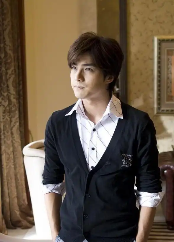 台星贺军翔回应被警方搜查住所!背后原因不简单,酒店妹态度强硬