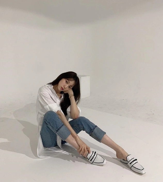 韩国长腿女神李圣经穿白衬衣配牛仔裤简单又时髦这身材太完美