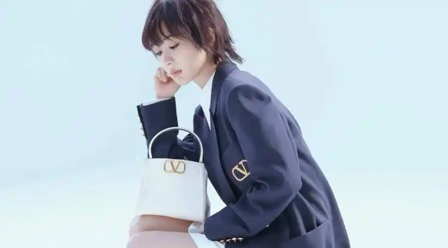 杨紫剪短发拍大片,齐耳短发 空气刘海,摩登减龄又时尚!