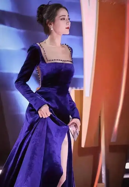 舒服捂肚子新闻_看到迪丽热巴捂胸后,我终于知道女明星有多害怕暴露了