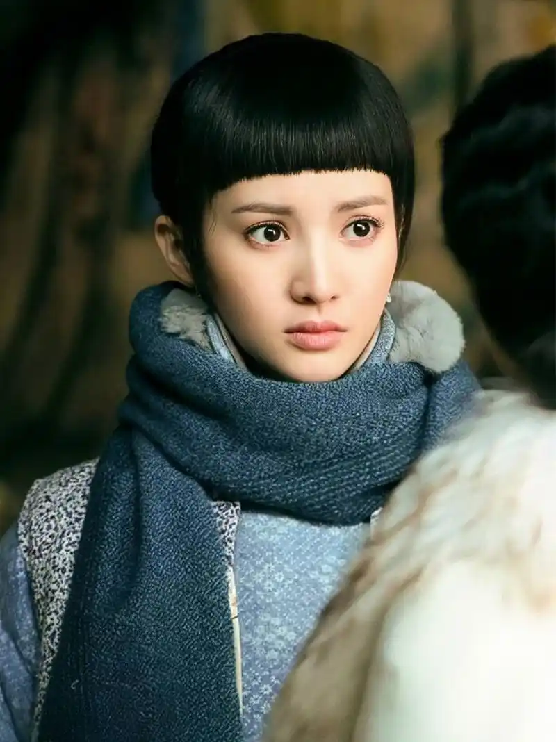 都觉得月牙是金晨的颜值巅峰,又自然又好看,虽然顶个土厚的眉上刘海