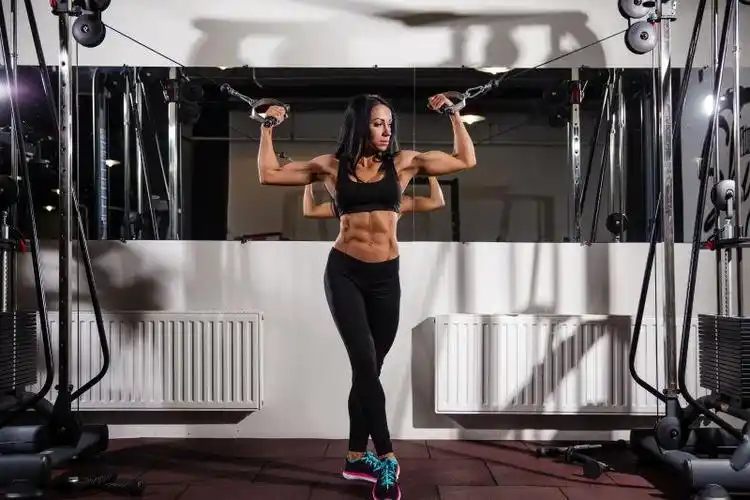 肌肉发达的年轻美女健身