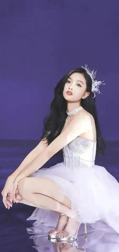 吴宣仪性感写真美图,蓝色蝴蝶结抹胸礼裙,可爱甜美的公主风