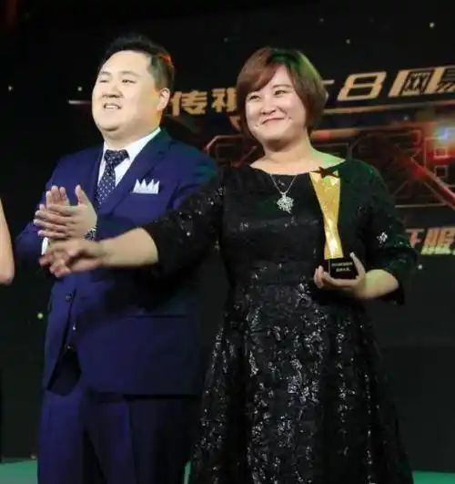 原创贾玲终于活成人生赢家与小7岁富豪老公结婚近日老公综艺曝光