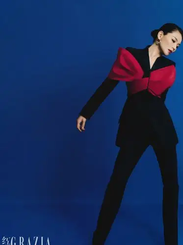 刘涛黑色棒球帽搭配焦糖棕大衣 英姿飒爽气场全开