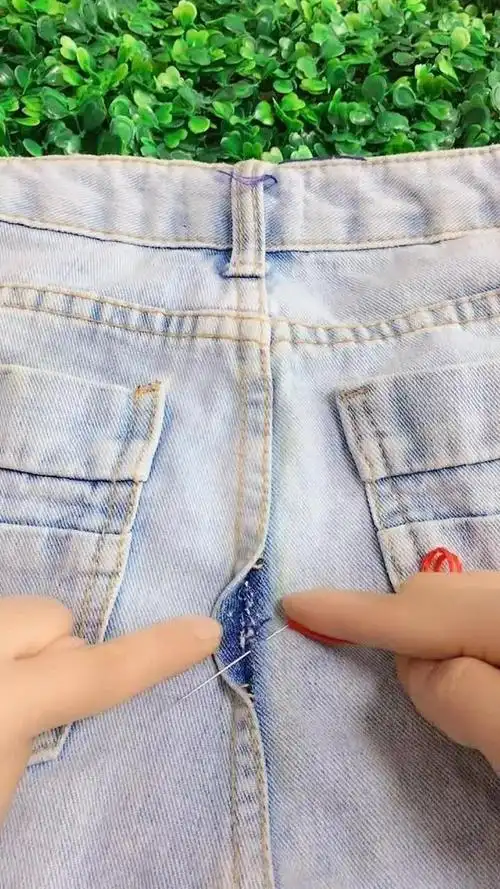 裤子穿破了,不要急着扔,这样缝起来和新的一样
