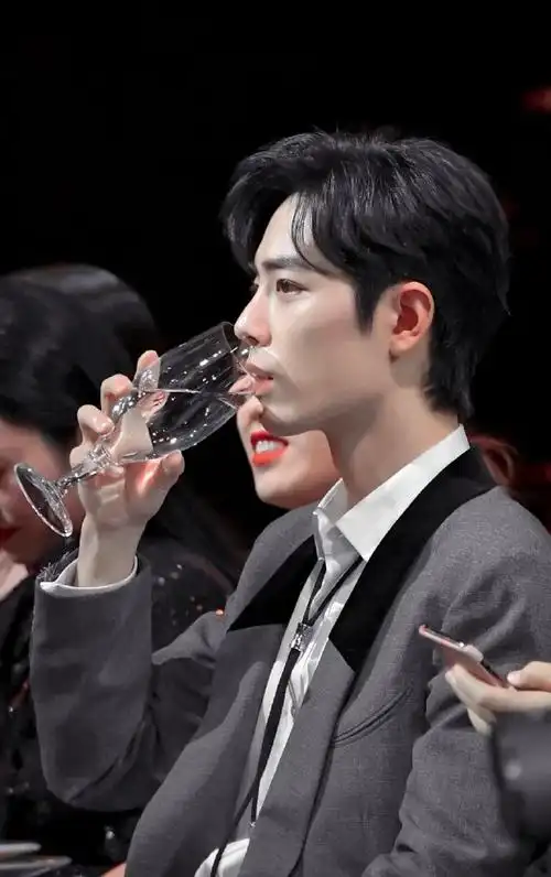 肖战的吨吨杯#肖战喝水系列96鼓起腮帮子咕噜咕噜喝水的样子好堪