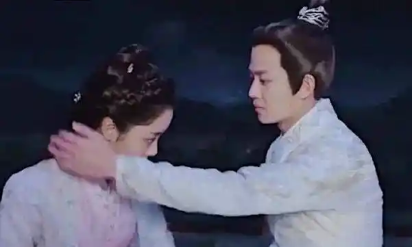 原创锦衣之下屋顶吻终于来了但又是吻替又是借位粉丝大呼不过瘾