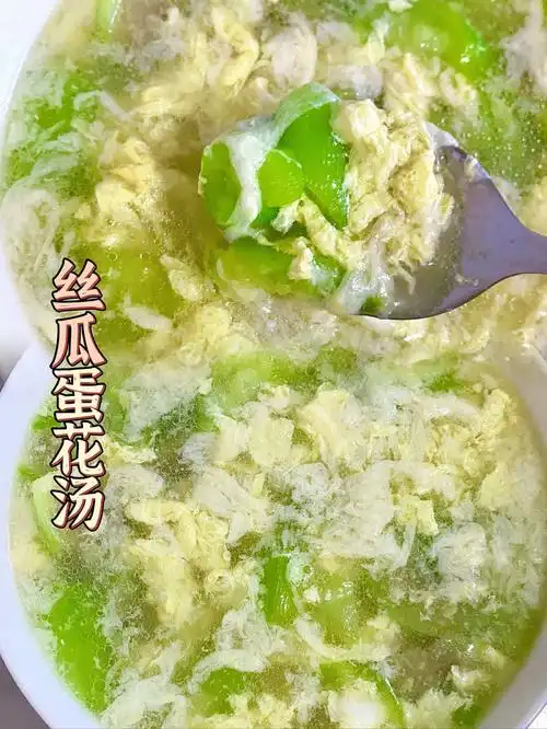 73食材:丝瓜 鸡蛋73做法:①丝瓜洗净切块放一小勺糖,搅拌均匀②