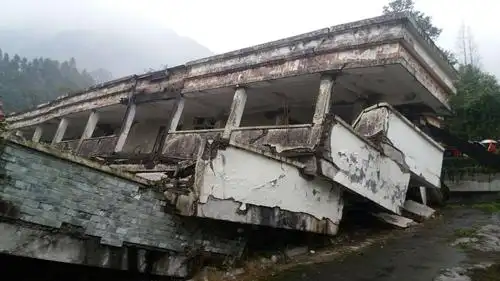 参观四川大地震汶川中学3.21