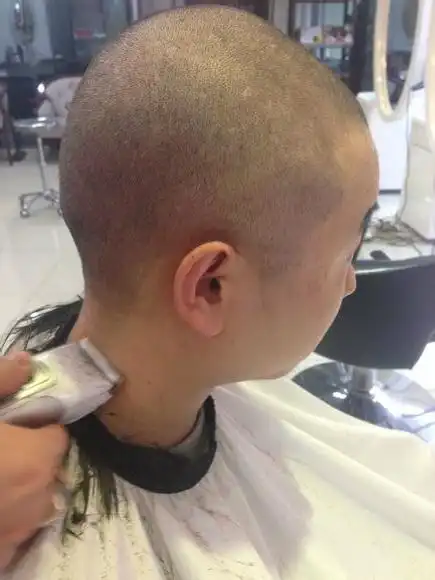 【图】真男人布瓜剃光头明志