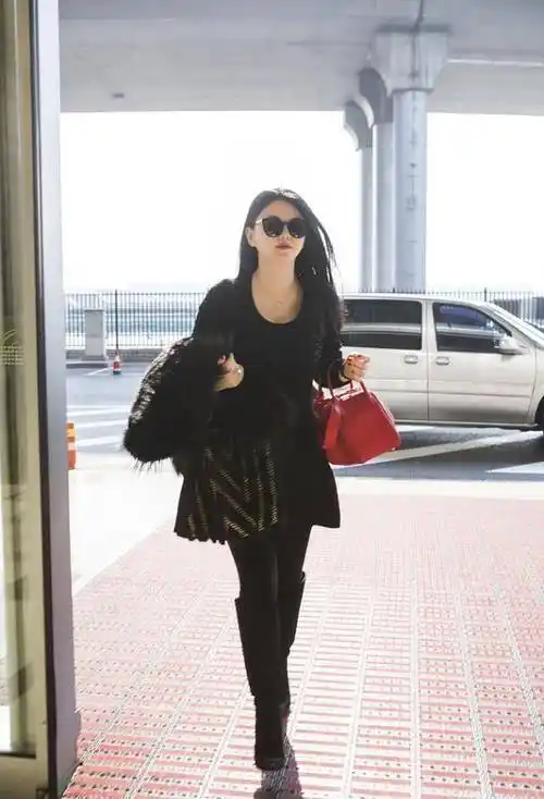 原创李湘真是典型的藏肉高手这么穿衣服都有小蛮腰了真显瘦