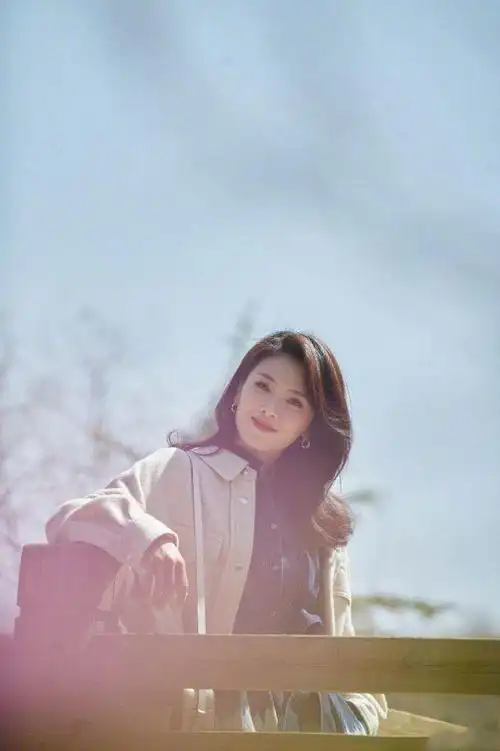 40刘涛青春范这么足一件牛仔晕染连衣裙搭卡通鞋自带减龄范