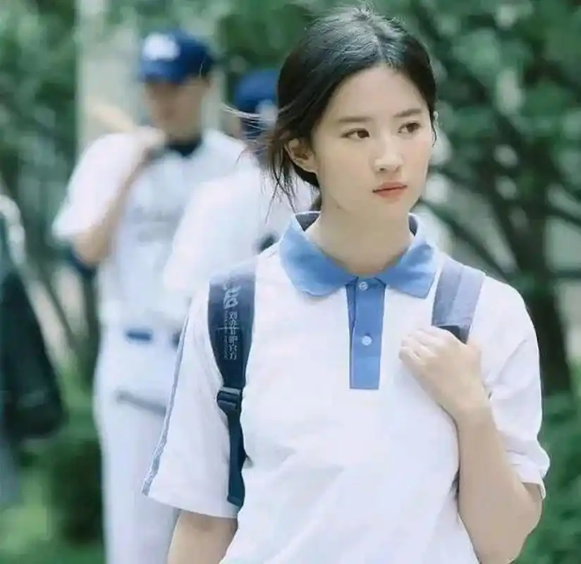 这是刘亦菲早年演青春校园剧时的剧照,不愧是神仙姐姐,穿上校服也是