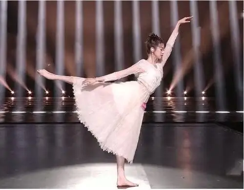 张艺凡光脚跳芭蕾,镜头特写到脚部,粉丝们心疼了