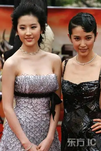 李连杰携女儿首度亮相 李冰冰刘亦菲红毯争艳