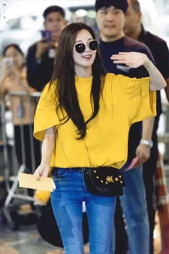 徐贤这也太会穿了,只顾抢镜不在乎保暖,t恤牛仔裤少女感爆棚!