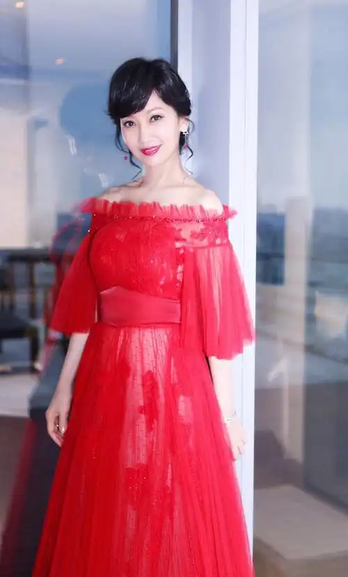 66岁赵雅芝身穿红色礼服裙惊艳亮相气质如少女根本不用装嫩