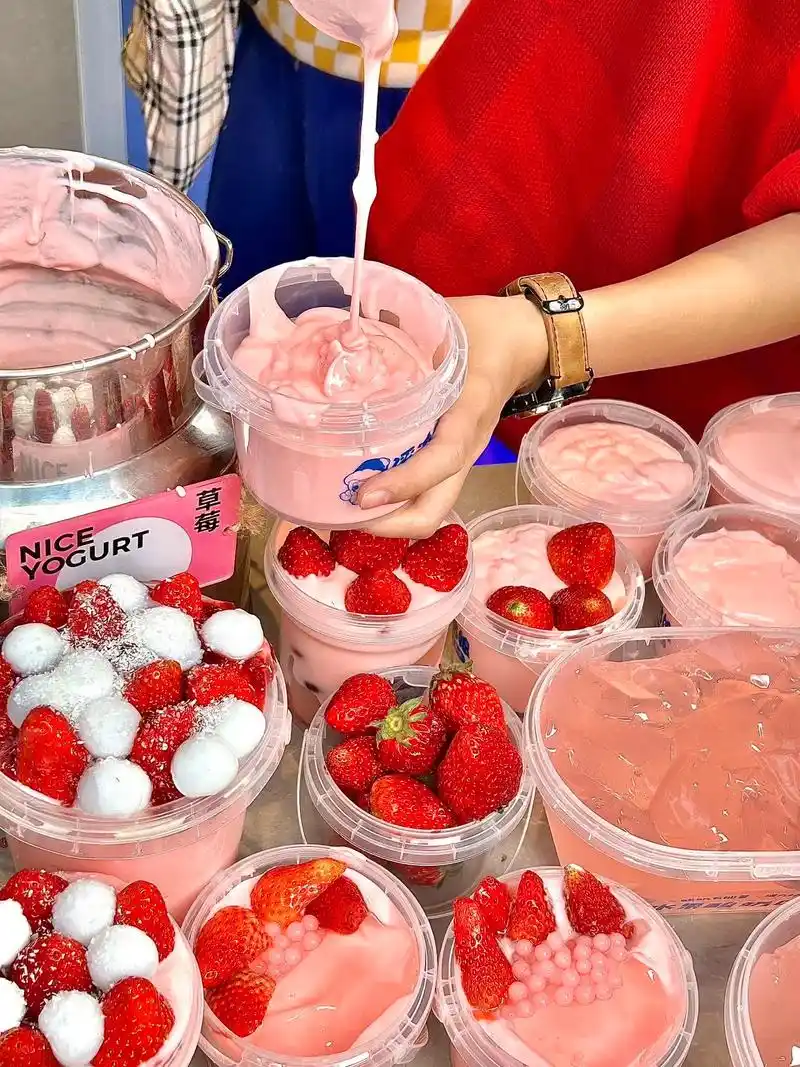 成都街头买到了春日限定粉嫩拉丝草莓酸奶.