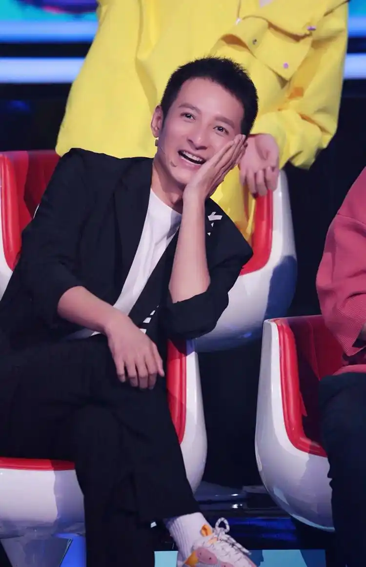 李维嘉曝光新照片:终于长胖了,重回颜值巅峰!