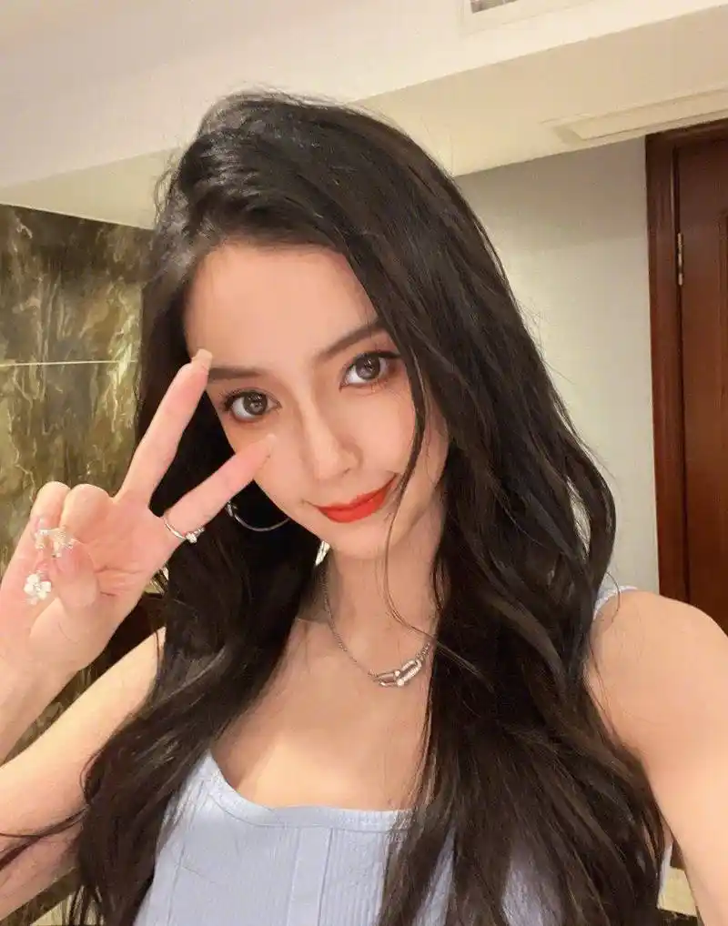 杨颖海外复出!拍新加坡杂志封面眼窝凹陷变瘦变老,被嘲像50多岁_网友_