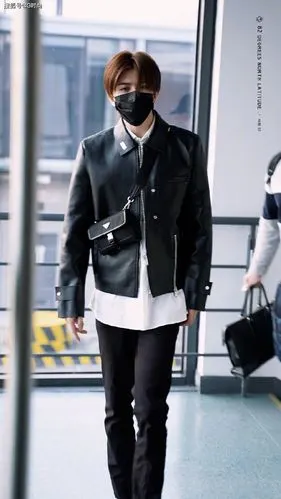 蔡徐坤身穿黑色皮衣搭配白色衬衫 帅气有型