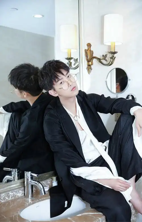 周艺轩亮相格莱美音乐节 优雅贵气尽显王子范儿