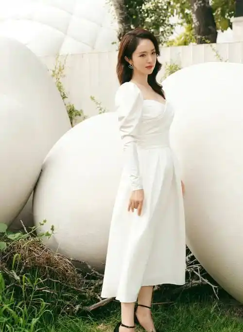 她是内娱最体面前妻,复出赢得尊重,优雅气质依然惊艳_董璇_白色_知性