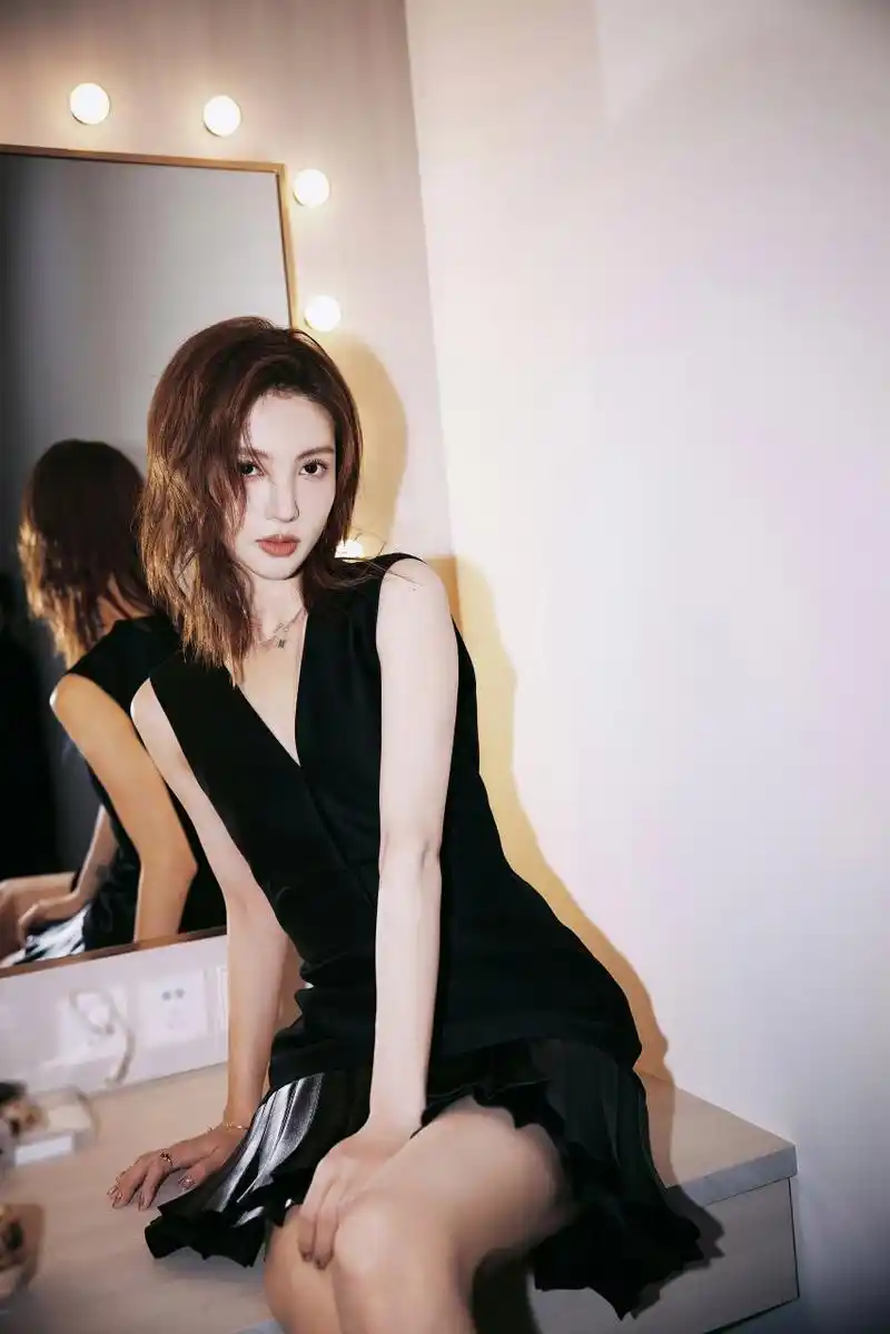 金晨# 短发真的很酷,眼神杀很a,女人帅起来没男的什么事啦!