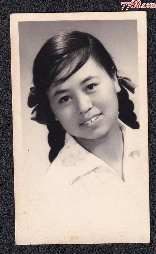 50年代大辫子美女老照片1张(尺寸约5.9*10.1厘米)