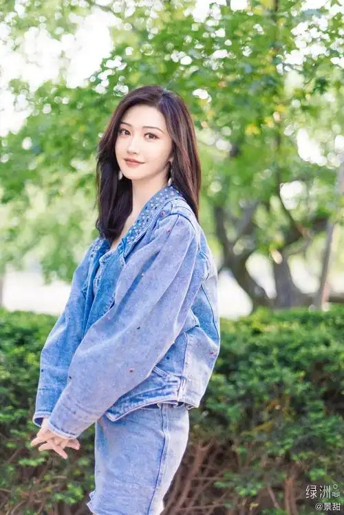 景甜最新夏日大片曝光 一身牛仔套装清新活力