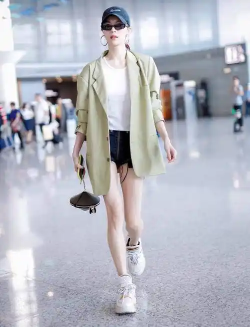 像钟楚曦这样身高接近170cm的高度就很能衬起这件衣服,夸张的垫肩尤为