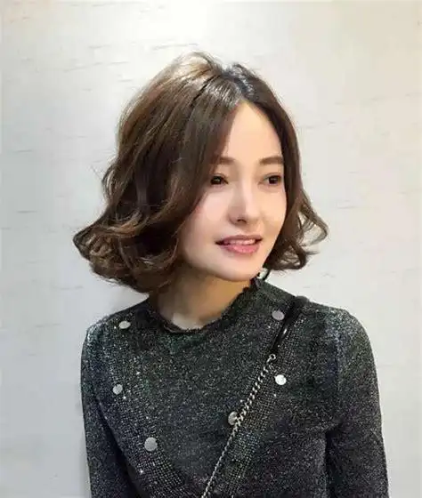 短发半烫大卷发型图片_伊卟图库