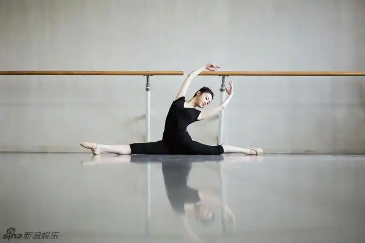 张慧雯最新舞蹈大片 白皙肌肤一字马秀出好身材