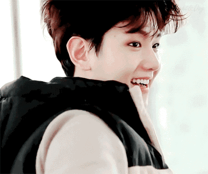 边伯贤帅气笑容可爱gif动图_动态图_表情包下载_soogif
