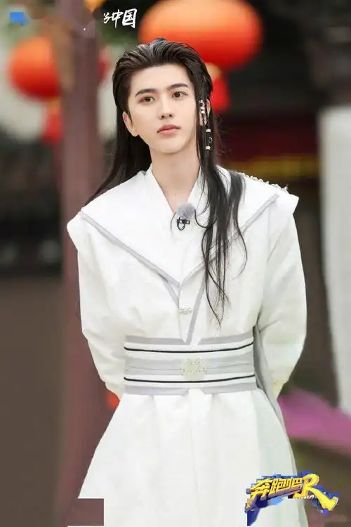 玉树临风翩翩少年郎 蔡徐坤《奔跑吧》古装剧照公开