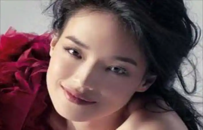 原创拍摄动作片出名的舒淇一件一件把自己当年脱掉的衣服穿了起来